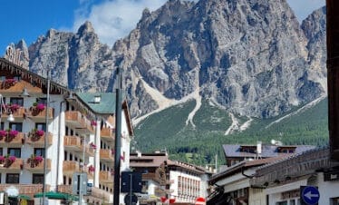 Contact Us​ Innsbruck Airport (INN) to Cortina (Italy)